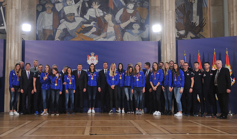 Вучић и одбојкашице: Подршка и захвалност